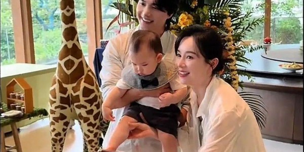 张檬儿子周岁宴排面拉满，爸爸全程温柔抱哄，被全家宠成小宝贝