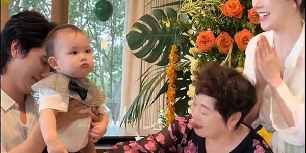 张檬儿子周岁宴排面拉满，爸爸全程温柔抱哄，被全家宠成小宝贝